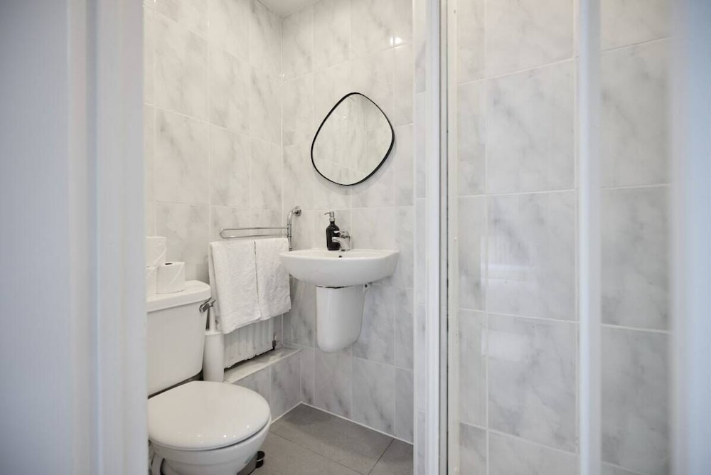 The Wray Crescent Retreat - Dazzling 5bdr House With Parking + Garden