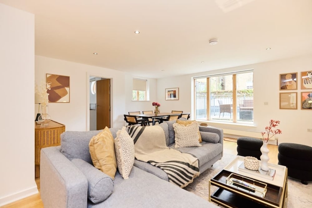 The Gwendolen Place - Contemporary 2bdr Flat w/ Terrace + Balcony