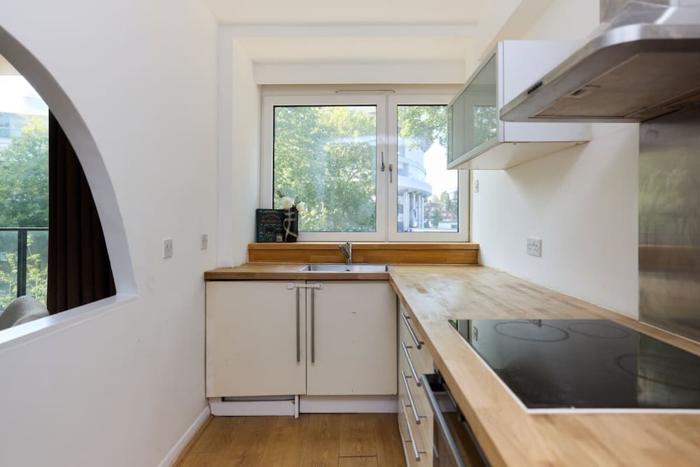The Regent's Park Crib - Modern 1bdr Flat With Balcony