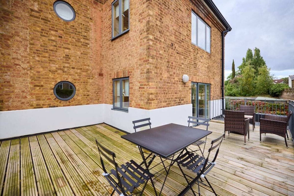 The Gwendolen Place - Contemporary 2bdr Flat w/ Terrace + Balcony