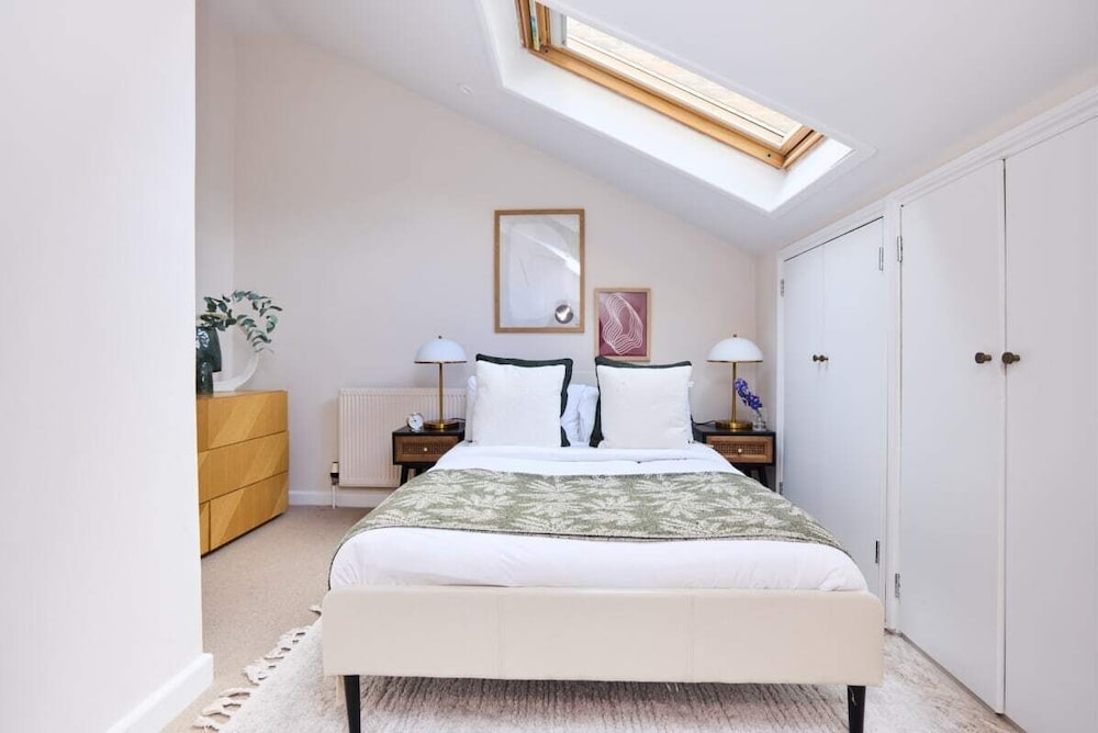 The Wray Crescent Retreat - Dazzling 5bdr House With Parking + Garden