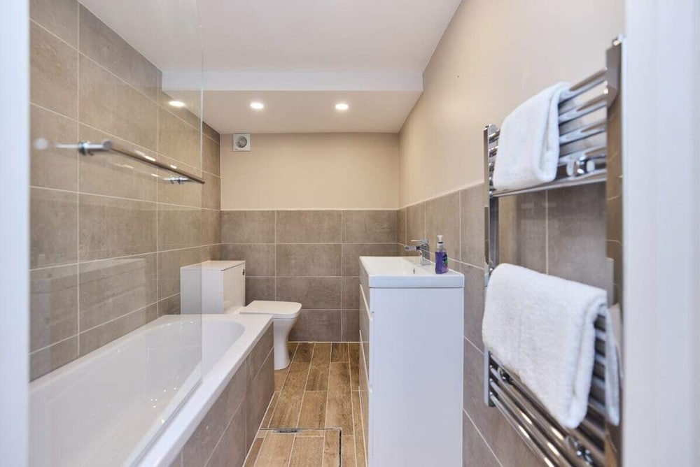 The Brondesbury Park - Sparkling 3bdr Flat With Garden