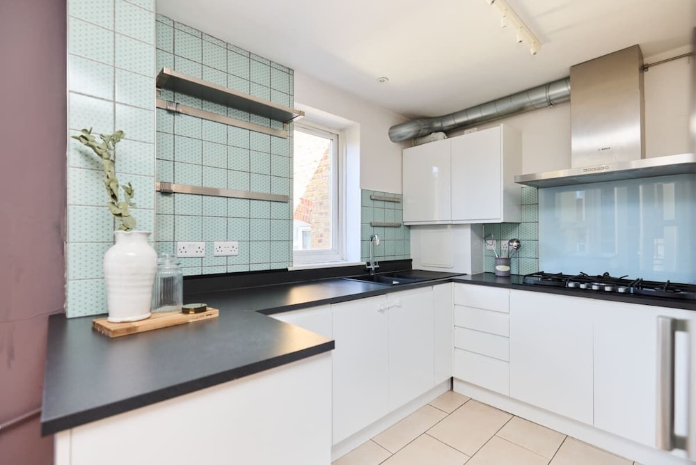 The Brunswick Retreat - Warm 3bdr Flat With Balcony
