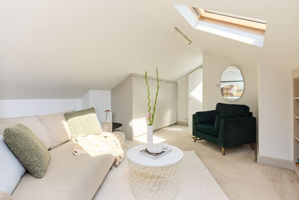 The Brunswick Retreat - Warm 3bdr Flat With Balcony