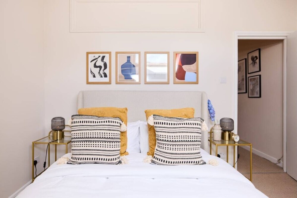 The Wray Crescent Retreat - Dazzling 5bdr House With Parking + Garden