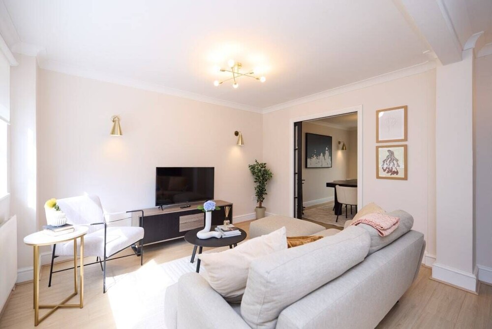The Wray Crescent Retreat - Dazzling 5bdr House With Parking + Garden