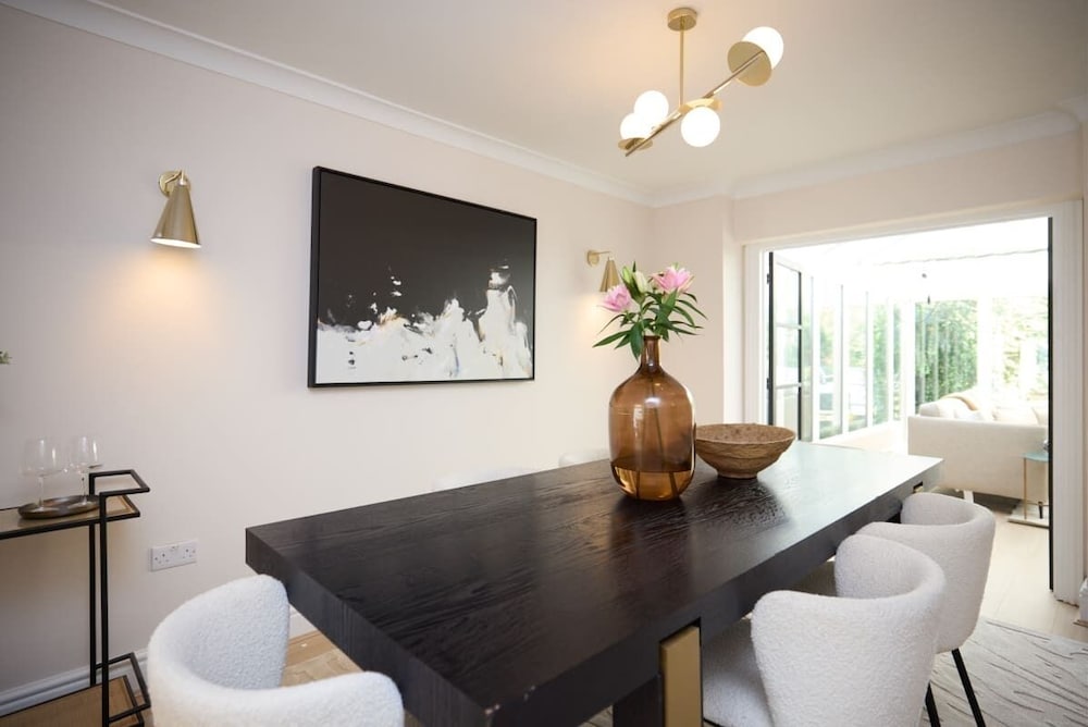 The Wray Crescent Retreat - Dazzling 5bdr House With Parking + Garden
