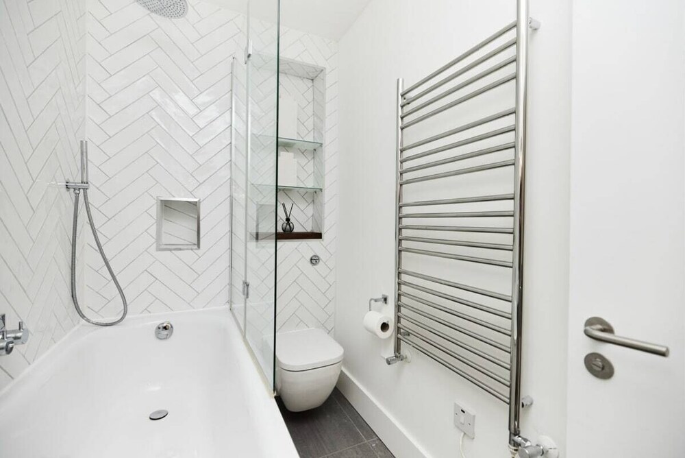 The Ravenscourt Park Escape - Bright 2bdr Flat