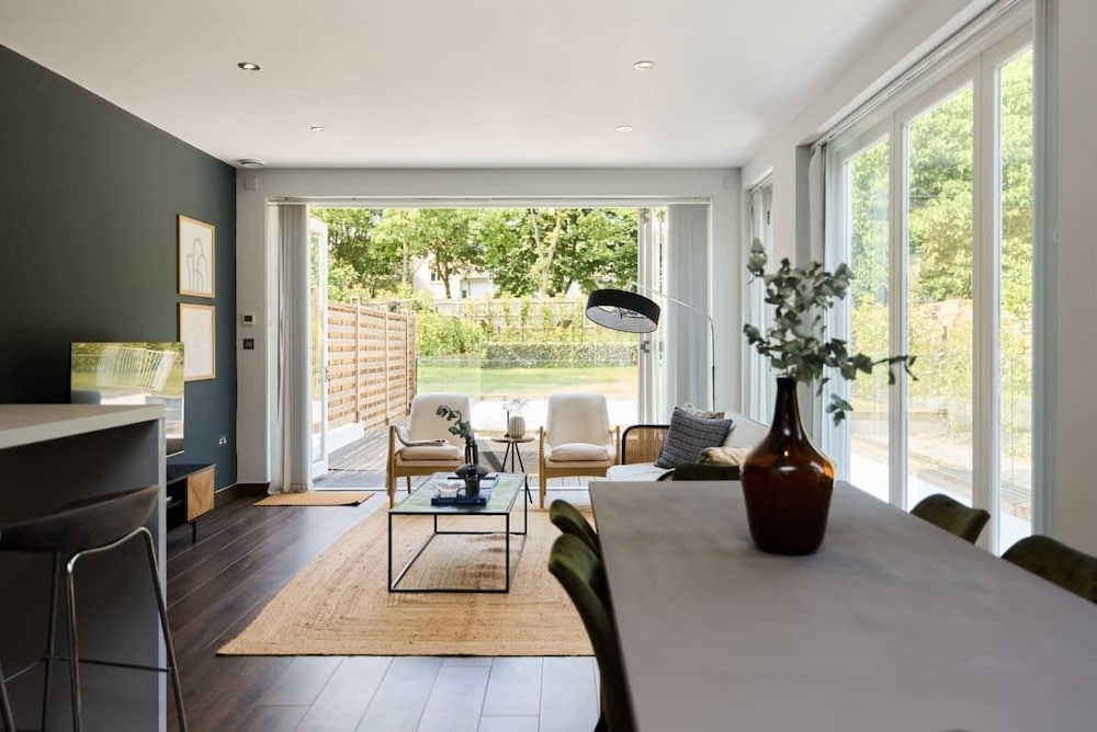 The Putney Hideaway - Modern and Elegant 3bdr Flat With Patio
