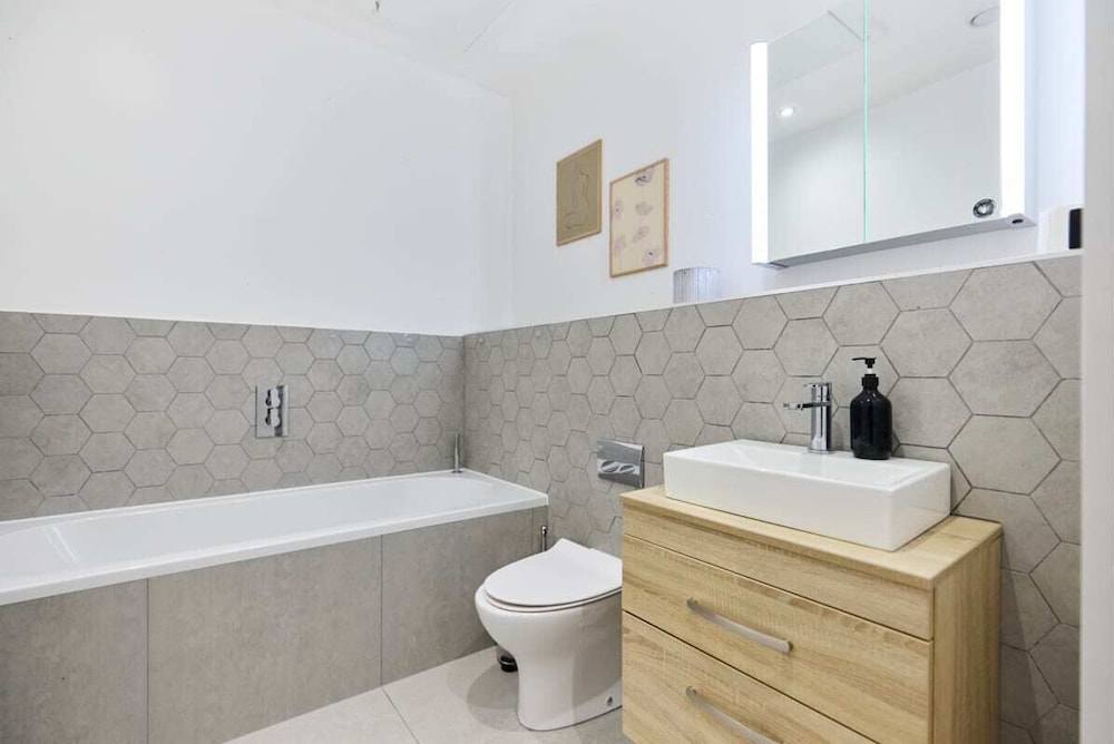 The Putney Hideaway - Modern and Elegant 3bdr Flat With Patio