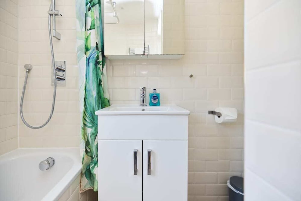 The Brunswick Retreat - Warm 3bdr Flat With Balcony