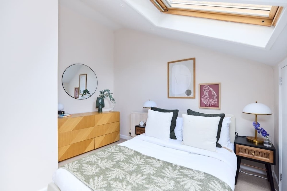 The Wray Crescent Retreat - Dazzling 5bdr House With Parking + Garden