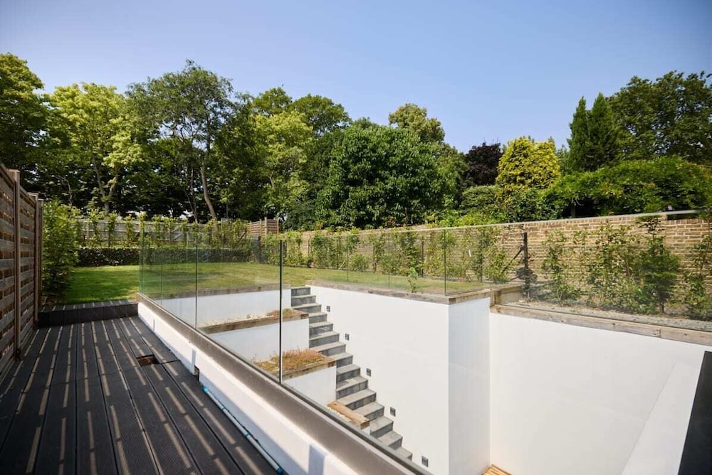 The Putney Hideaway - Modern and Elegant 3bdr Flat With Patio