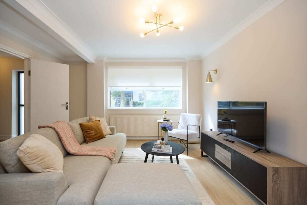 The Wray Crescent Retreat - Dazzling 5bdr House With Parking + Garden