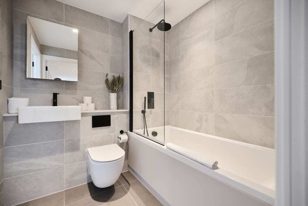 The Tottenham Classic - Charming 2bdr Flat With Balcony