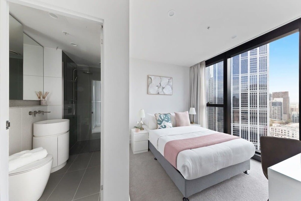 A Chic 2BR Apt Near Melbourne CBD w/ Free Parking