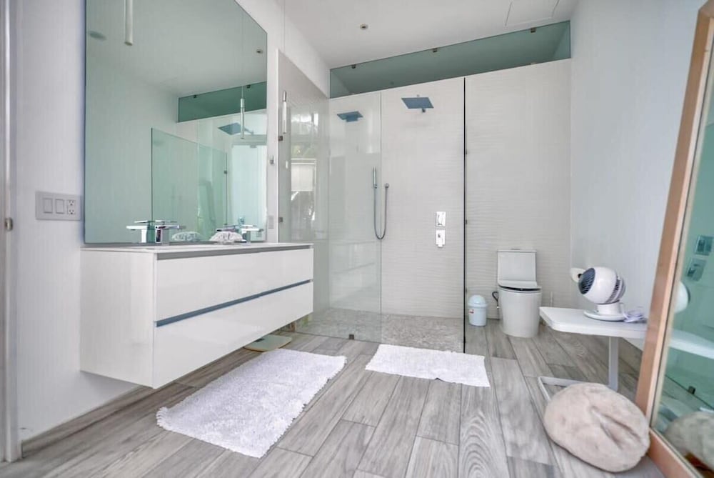 Luxury 1BR APT - Beach View - Jacuzzi - King Bed