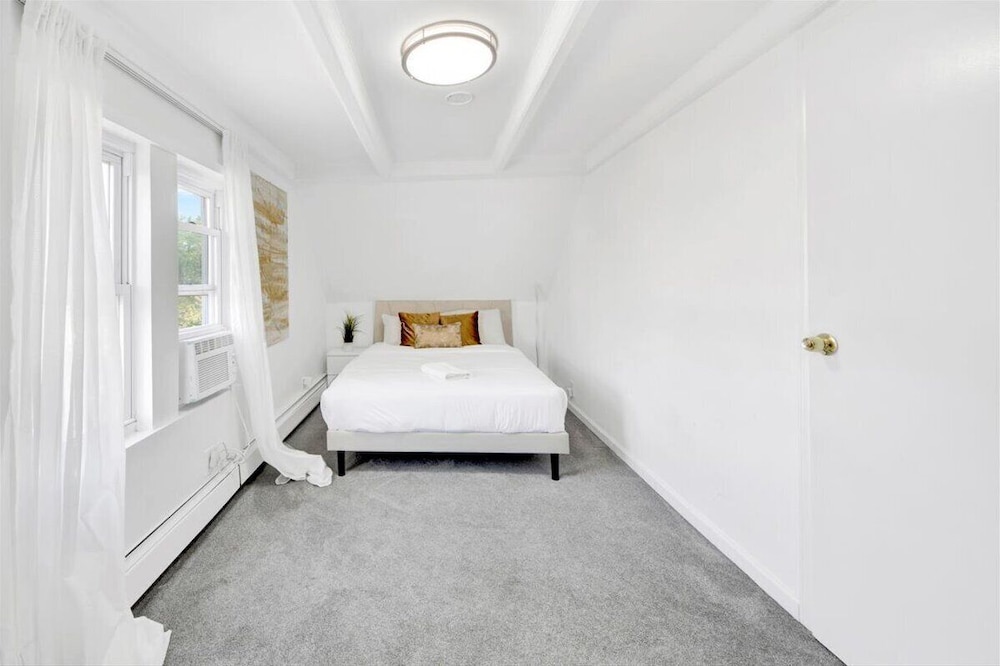 Luxury 5 BR Home Free Parking