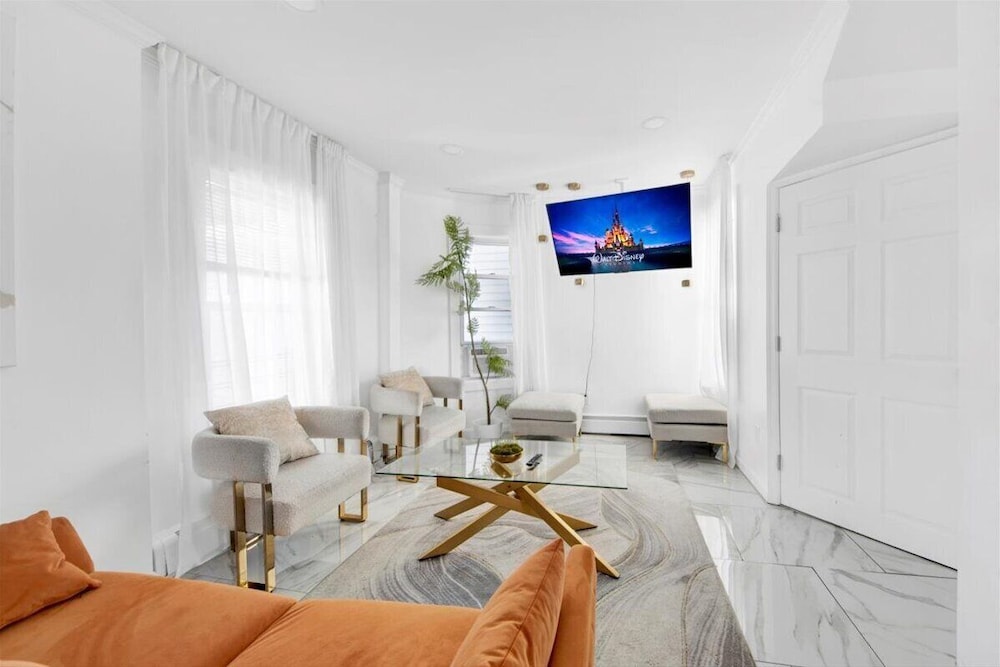 Luxury 5 BR Home Free Parking