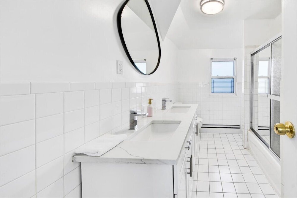 Luxury 5 BR Home Free Parking