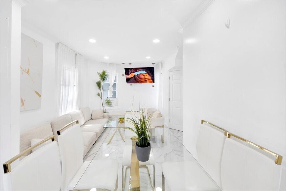 Luxury 5 BR Home Free Parking