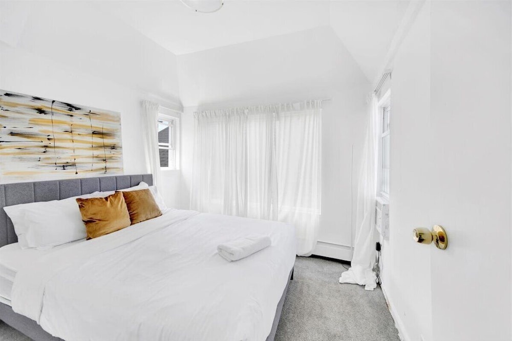 Luxury 5 BR Home Free Parking