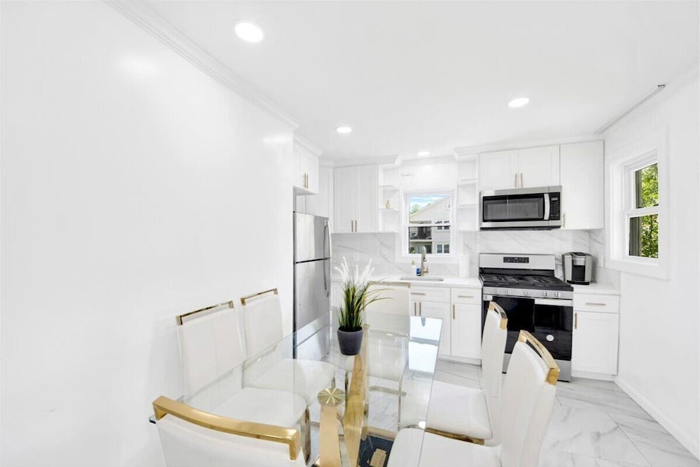 Luxury 5 BR Home Free Parking