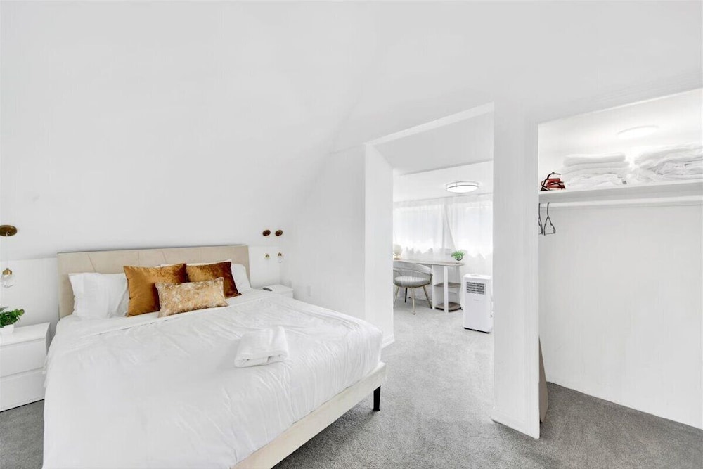 Luxury 5 BR Home Free Parking