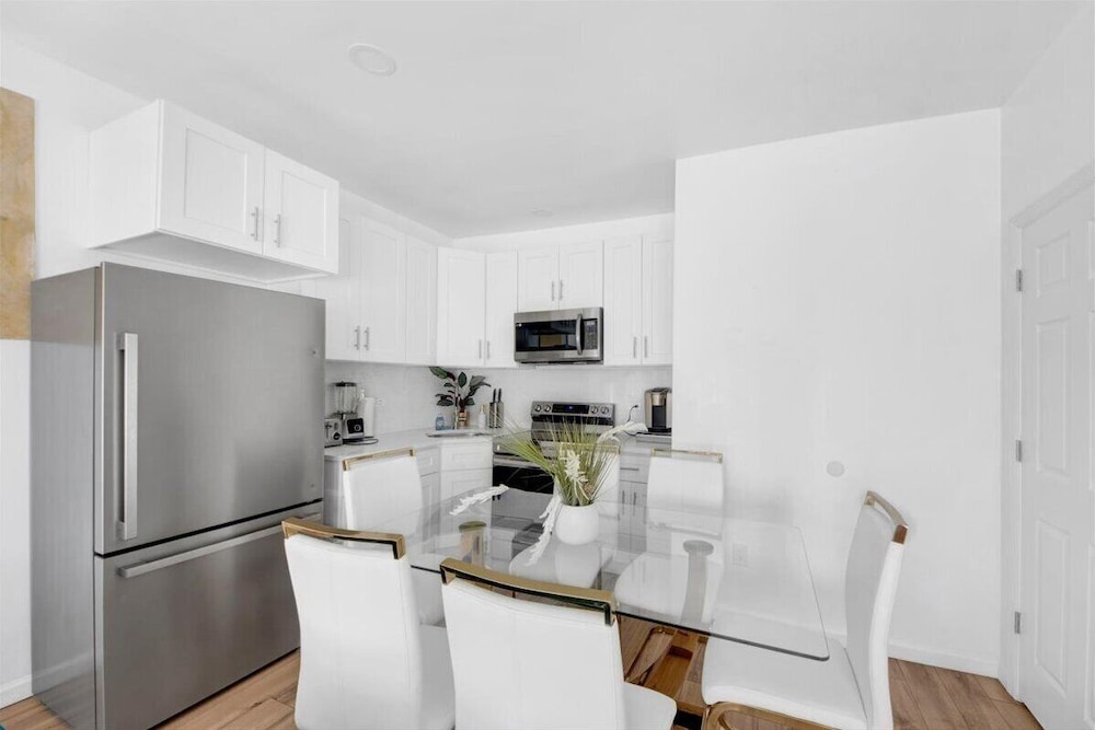 Luxury 5 BR Home Free Parking