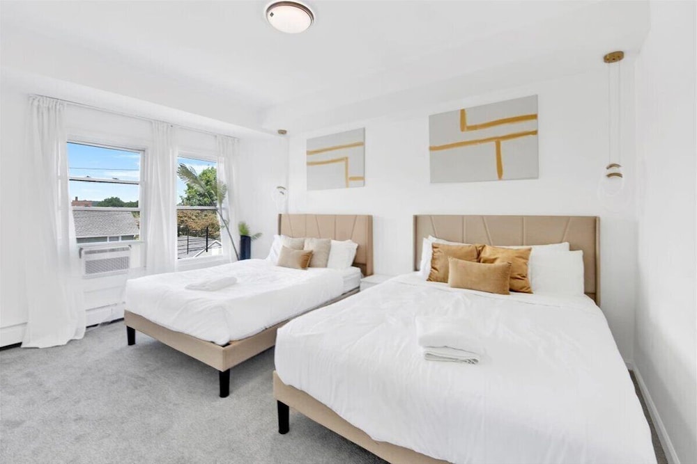 Luxury 5 BR Home Free Parking