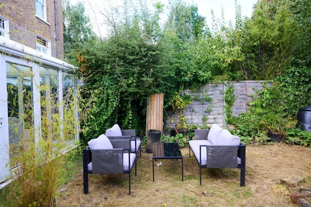 The Wray Crescent Retreat - Dazzling 5bdr House With Parking + Garden