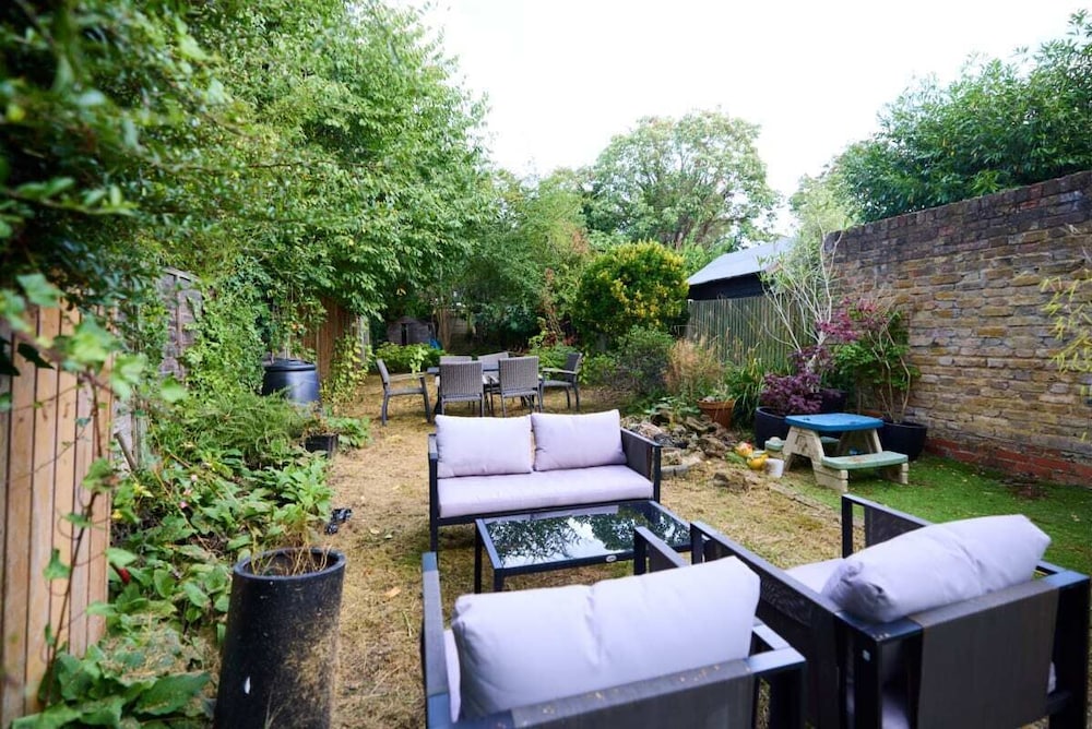 The Wray Crescent Retreat - Dazzling 5bdr House With Parking + Garden