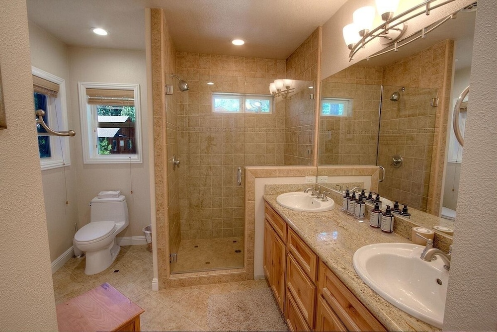 Lone Indian Lodge 3 Bedroom Home by RedAwning view 3