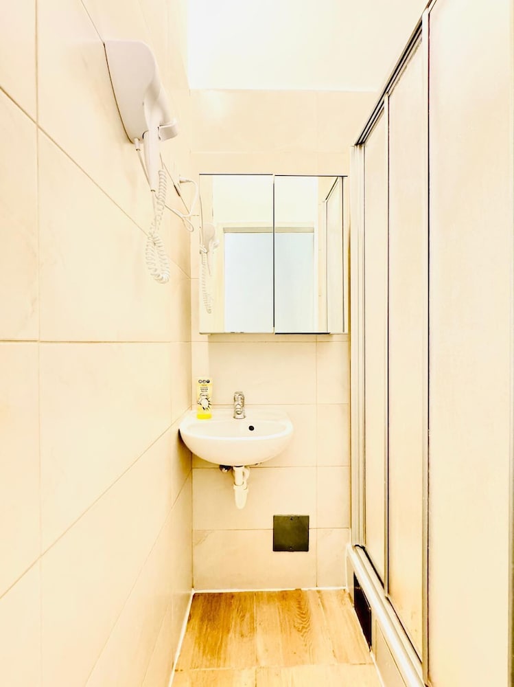 4BR Stay for 8 Near FAC Stadium