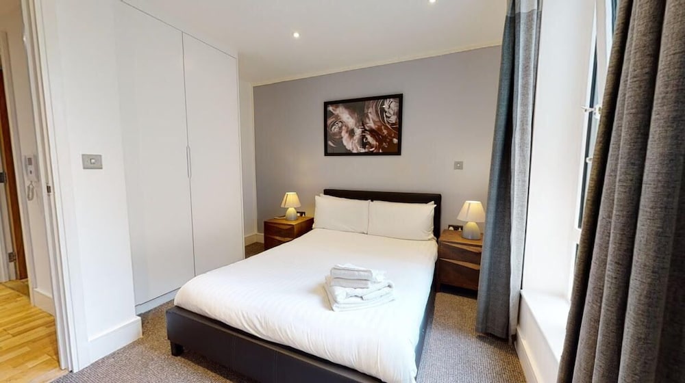 Two Bedroom Apartment in Limehouse