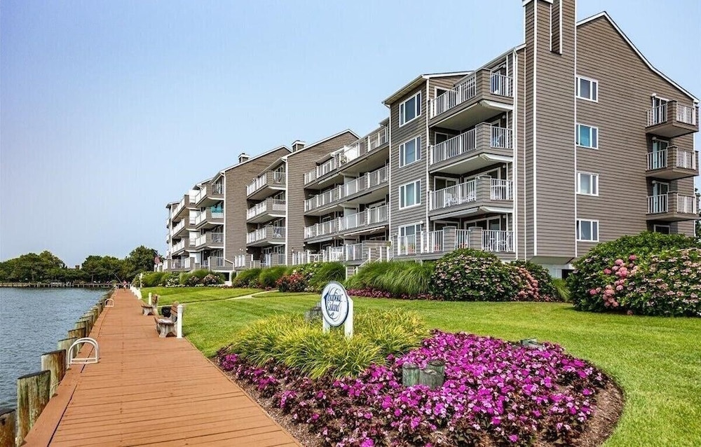 Harbour Island 402l 2 Bedroom Home by RedAwning view 5