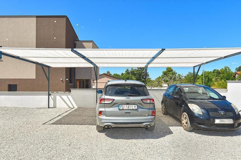 Spacious Villa With Pool and Garden in Stokovci