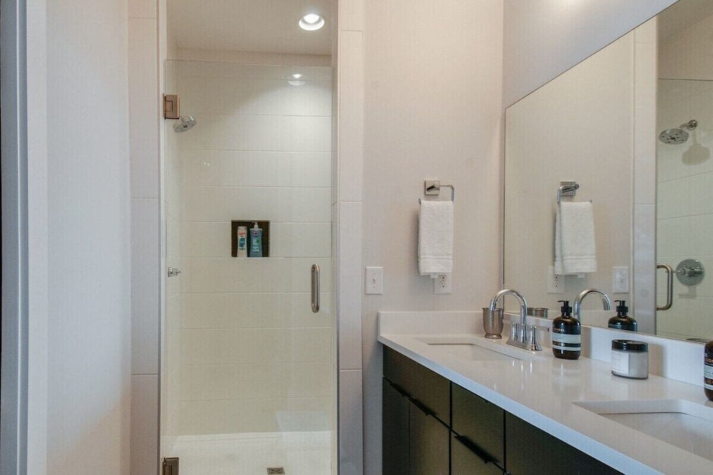 King Queen 2 Homes - 24 Beds City Views