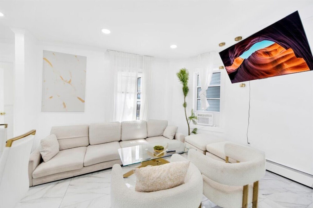 Luxury 5 BR Home Free Parking