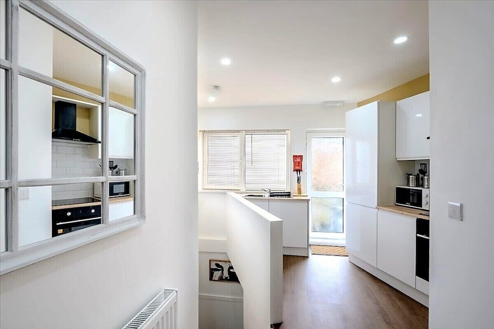 Modern Comforts 4 Bedroom Home for Work & Play