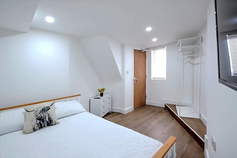 Modern Comforts 4 Bedroom Home for Work & Play