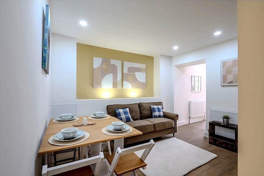 Modern Comforts 4 Bedroom Home for Work & Play