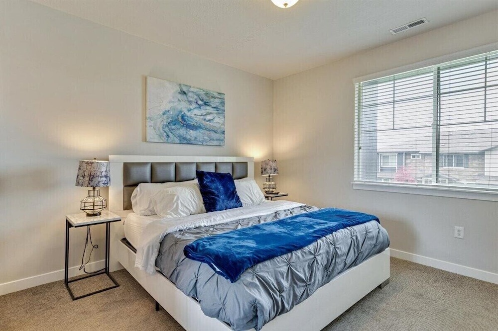 Modern w/ Pool, Gym, Hottub, Golf, Pet Friendly!