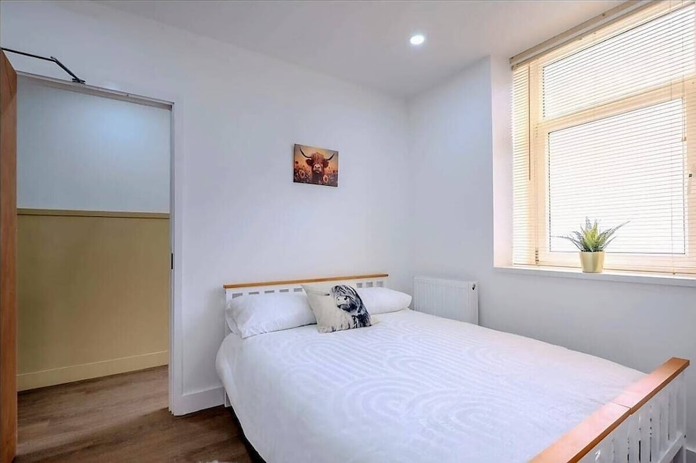 Modern Comforts 4 Bedroom Home for Work & Play