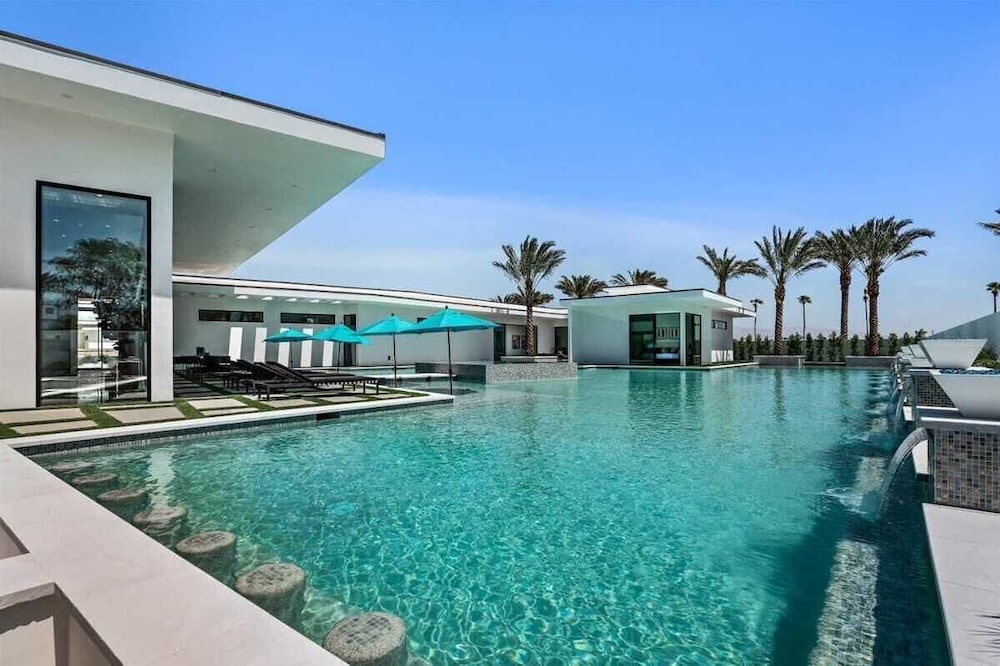 Sleeps 23 Luxury Villa w/ Pool, Hot Tub & Pickleball Court Bravo Villa 10