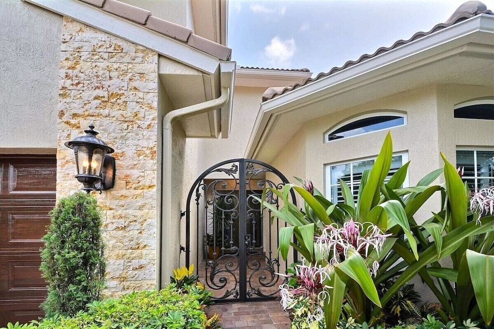 5 Bedroom Luxury Home, Minutes to Las Olas, Shops & Beach