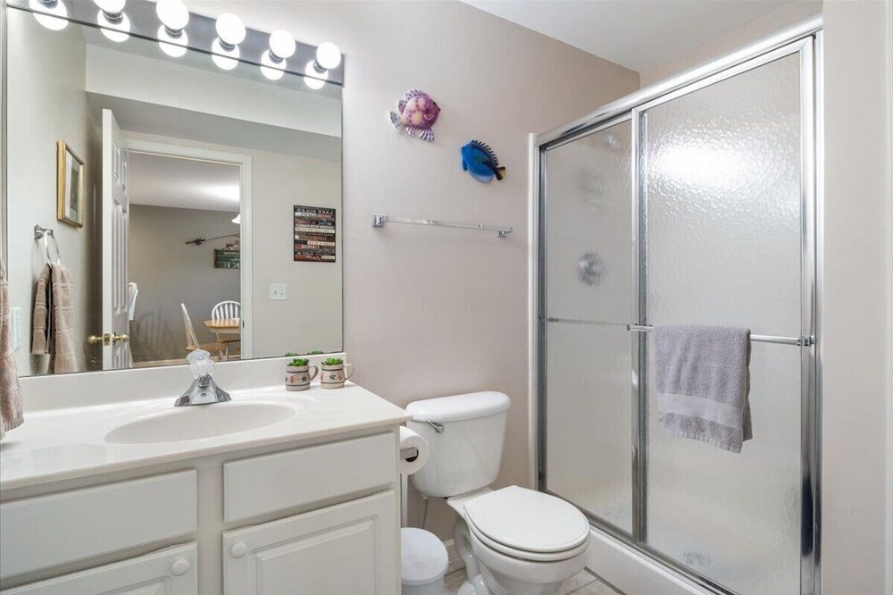 Relaxing Lakefront Condo w/ 2 Heated Pools, Boat Ramp & Slip, Near Golf & Parks