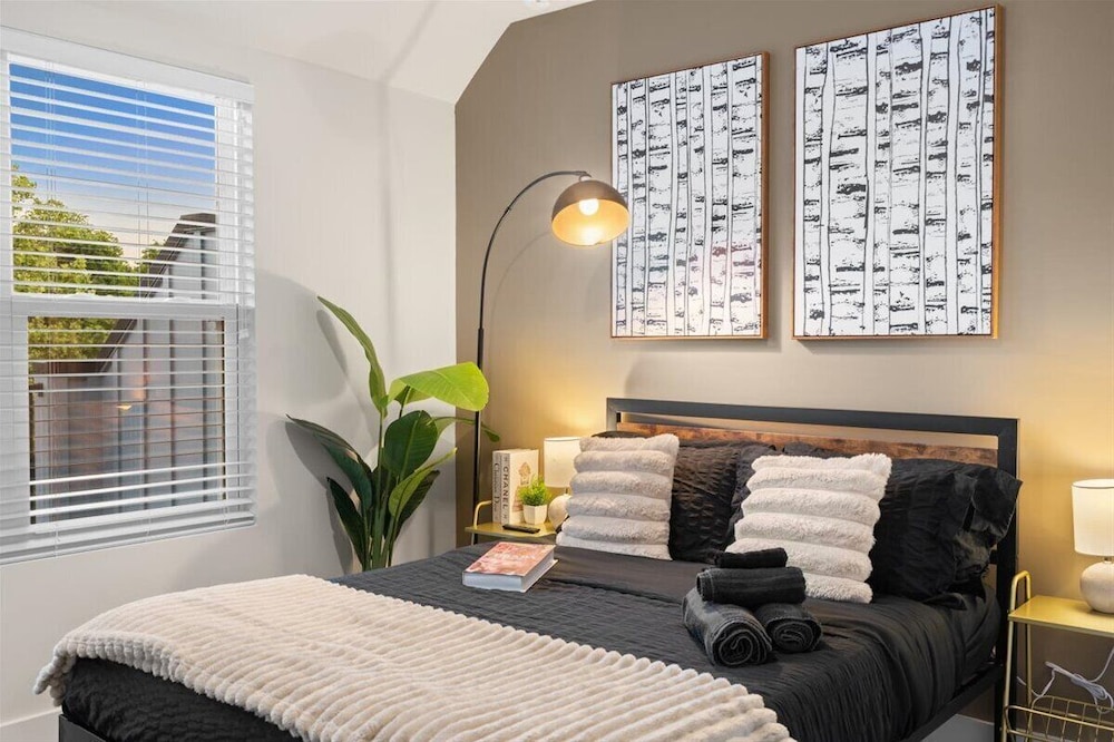 Luxe King 3BR Townhouse in Uptown CLT