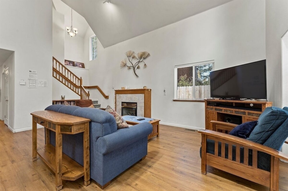 Sierra Mountain Lodge 3 Bedroom Home by RedAwning view 5