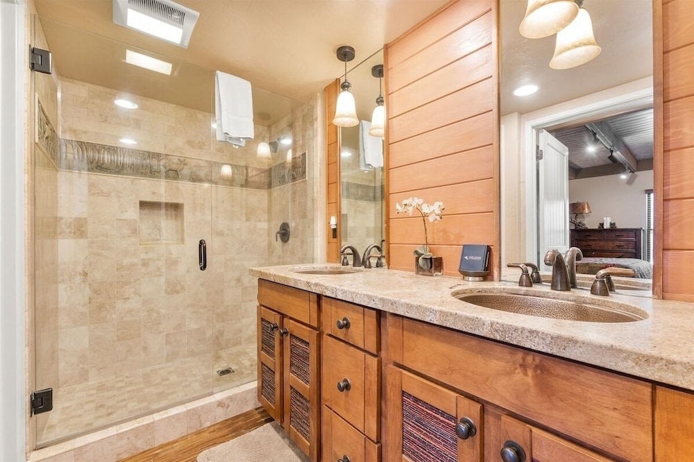 Lake Tahoe Vacations - Swimsuit Required 4 Bedroom Home by RedAwning - Property Image 47